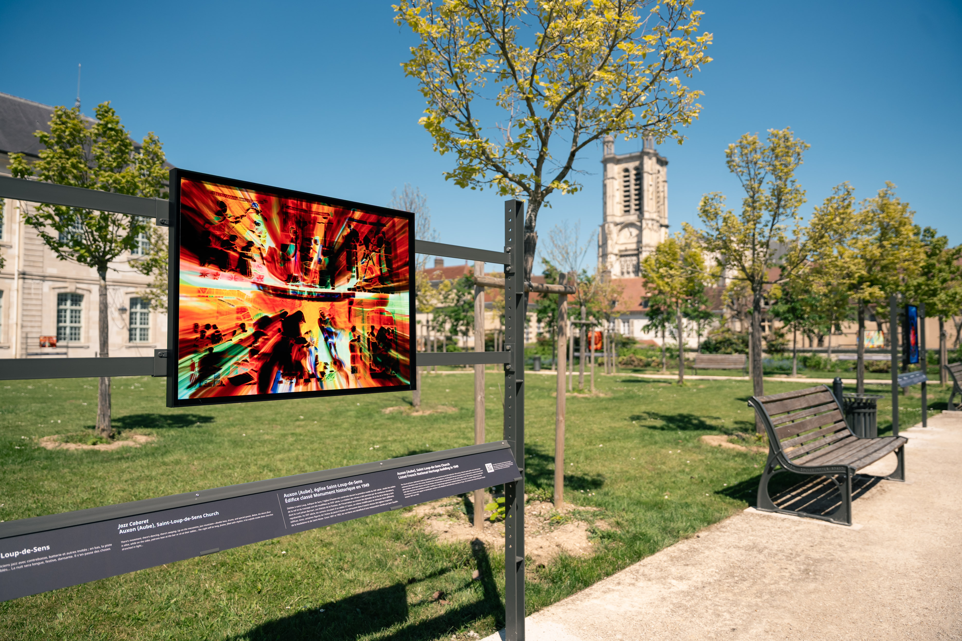 Vue de l'exposition dans le jardin de l'Hôtel-Dieu-le-Comte