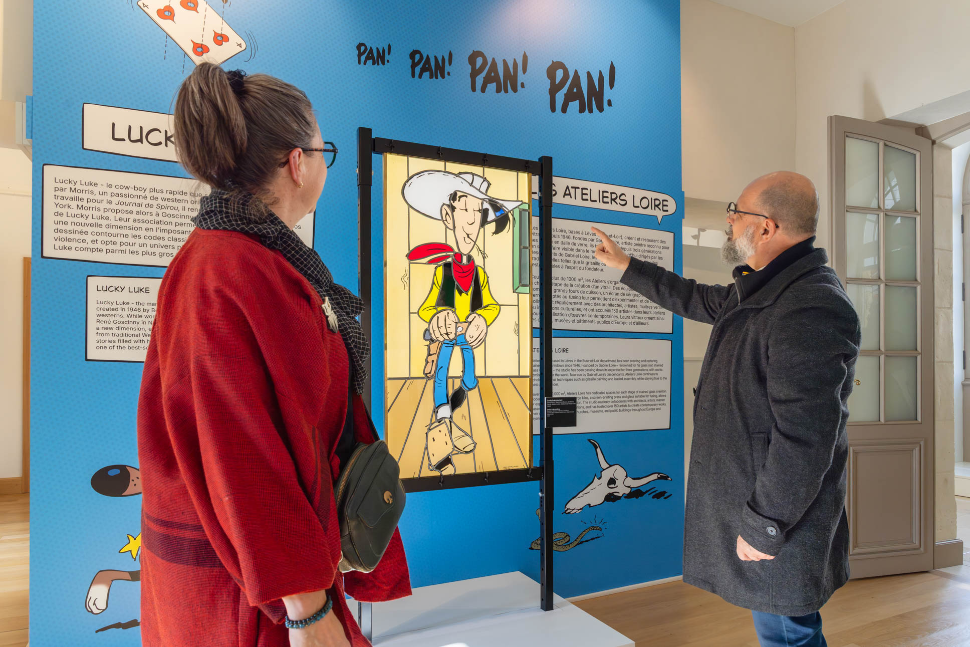 Visiteurs dans l'exposition