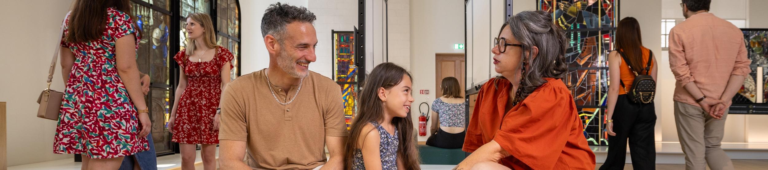 En famille à la Cité du Vitrail