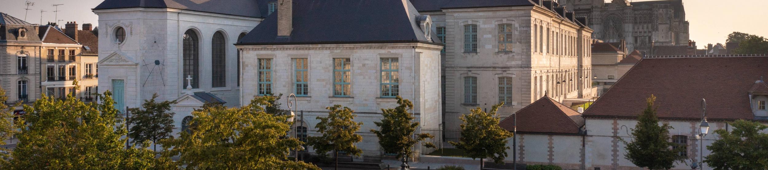 Vue générale de l'Hôtel-Dieu-le-Comte