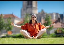 Yoga dans le jardin de la Cité du Vitrail