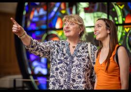 Visiteurs dans la Cité du Vitrail