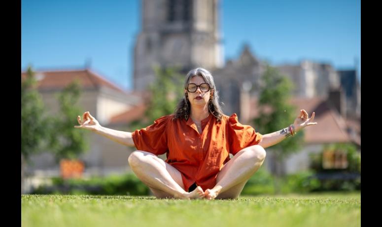 Yoga dans le jardin de la Cité du Vitrail